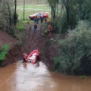 Caminhão cai no Rio Caxambú  em Panambi