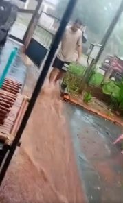 SEXTA> Chuva forte alaga rua e invade residência na Vila Rancho, em Cruz Alta