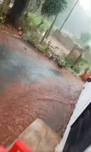 SEXTA> Chuva forte alaga rua e invade residência na Vila Rancho, em Cruz Alta