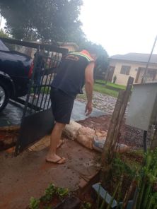 SEXTA> Chuva forte alaga rua e invade residência na Vila Rancho, em Cruz Alta