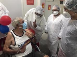 Paciente recuperado da Covid-19 recebe alta hospitalar no HSVP