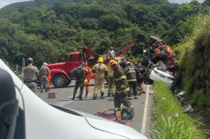 Colisão entre viatura dos bombeiros e carro deixa cinco mortos na Rota do Sol