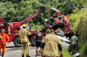 Colisão entre viatura dos bombeiros e carro deixa cinco mortos na Rota do Sol