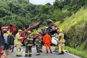 Colisão entre viatura dos bombeiros e carro deixa cinco mortos na Rota do Sol