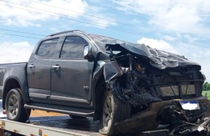 Colisão entre caminhonetes deixa motorista preso nas ferragens na BR-158