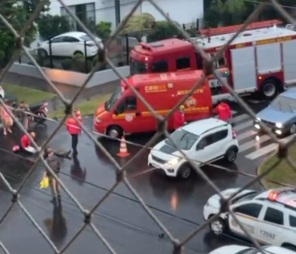 TRÂNSITO> Acidente envolve motocicleta e carro em cruzamento do Centro