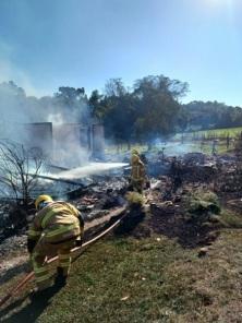 Incêndio destrói residência no interior de Lagoa dos Três Cantos 