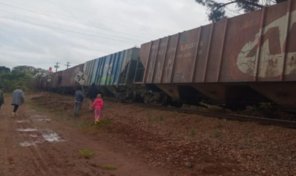 Trem carregado de soja sai dos trilhos parcialmente ao chegar em Cruz Alta
