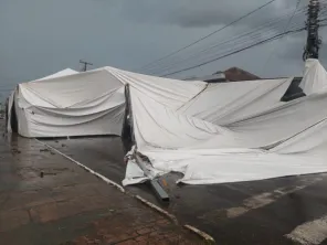 CRUZ ALTA> Temporal provoca destelhamentos, danos e queda de poste