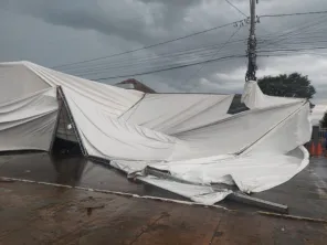 CRUZ ALTA> Temporal provoca destelhamentos, danos e queda de poste