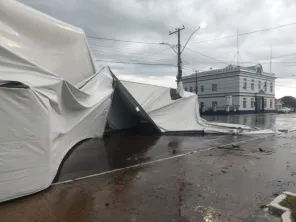 CRUZ ALTA> Temporal provoca destelhamentos, danos e queda de poste