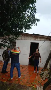 CRUZ ALTA> Temporal provoca destelhamentos, danos e queda de poste