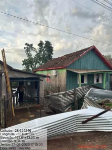 CRUZ ALTA> Temporal provoca destelhamentos, danos e queda de poste