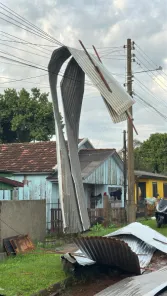 CRUZ ALTA> Temporal provoca destelhamentos, danos e queda de poste