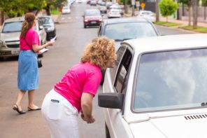 Cruz Alta realiza Blitz do Outubro Rosa e reforça mensagem de prevenção