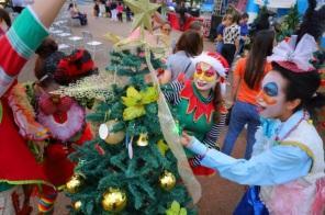 Programação de Natal começa com a montagem do 3º Caminho das árvores