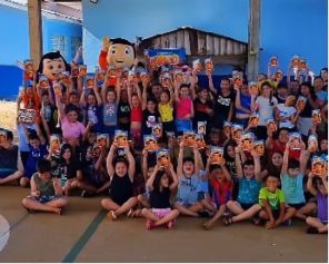 Gibi Turminha do Erico é entregue aos alunos da Escola Gabriel Annes da Silva