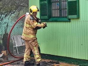 Incêndio atinge residência no bairro de Fátima em Cruz Alta