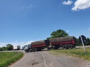 Colisão entre carreta e Gol deixa uma pessoa ferida em Júlio de Castilhos