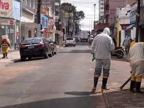 Profissionais da Vigilância Ambiental realizam sanitização em áreas públicas