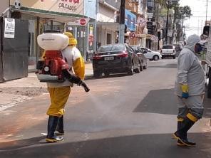 Profissionais da Vigilância Ambiental realizam sanitização em áreas públicas