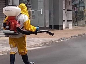 Profissionais da Vigilância Ambiental realizam sanitização em áreas públicas
