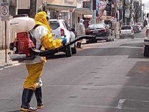 Profissionais da Vigilância Ambiental realizam sanitização em áreas públicas