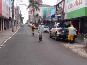 Profissionais da Vigilância Ambiental realizam sanitização em áreas públicas