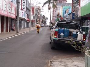 Profissionais da Vigilância Ambiental realizam sanitização em áreas públicas