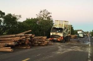 Acidente envolvendo caminhão, ônibus, carro e van deixa seis mortos na BR-290