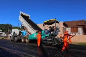 Obras de asfalto avançam no bairro São Miguel, em Cruz Alta