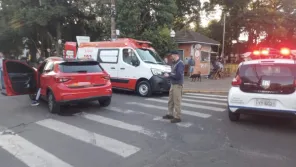 Pedestre é atropelada na faixa de segurança no centro de Cruz Alta