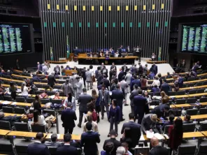 Câmara aprova PEC que acaba com escala 6x1 e reduz jornada semanal