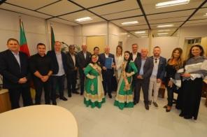 Comitiva da 43ª Coxilha Nativista entrega convite para o Governador do Estado