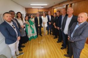 Comitiva da 43ª Coxilha Nativista entrega convite para o Governador do Estado