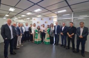 Comitiva da 43ª Coxilha Nativista entrega convite para o Governador do Estado