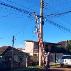 Prefeitura e Defesa Civil Realizam Ação de Retirada de Fios e Cabos em Desuso