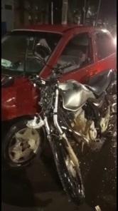 Acidente entre motocicleta e carro no centro de Cruz Alta na noite da terça