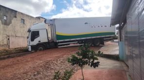 TRÂNSITO> Caminhão atola em vala de obras na Vila Lizabel em Cruz Alta