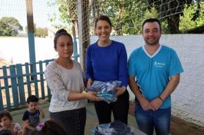 Prefeitura começa a entrega de uniformes aos alunos da rede municipal