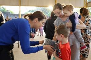 Prefeitura começa a entrega de uniformes aos alunos da rede municipal