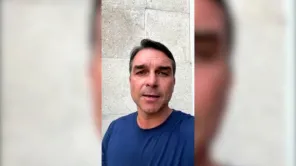 Flávio Bolsonaro chega aos Estados Unidos após deixar o Brasil