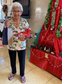 Idosos do Asilo Santo Antônio recebem presentes na véspera de natal