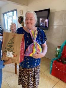 Idosos do Asilo Santo Antônio recebem presentes na véspera de natal