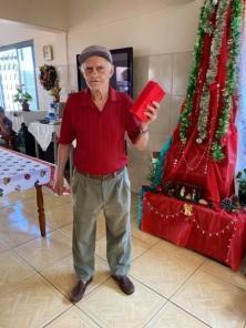 Idosos do Asilo Santo Antônio recebem presentes na véspera de natal