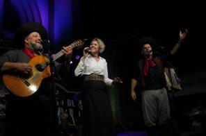 Show com César Oliveira e Rogério Melo lota praça Erico Verissimo