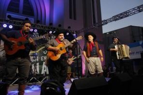 Show com César Oliveira e Rogério Melo lota praça Erico Verissimo