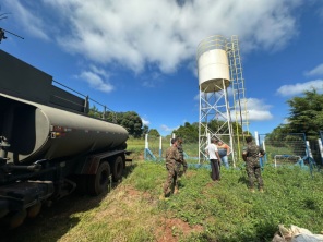 refeitura, Defesa Civil e Exército realizam abastecimento de água nas comunida