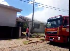 Bombeiros são acionados para combater incêndio no Bairro Bonini 2 em C. Alta