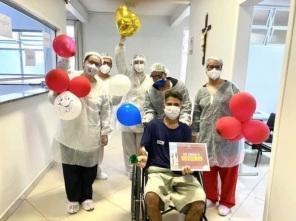 Três pacientes recuperados da Covid-19 recebem alta hospitalar no HSVP
